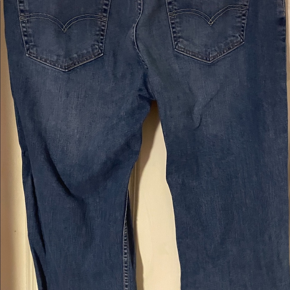 EUC Mens Levi  559 size 38x32